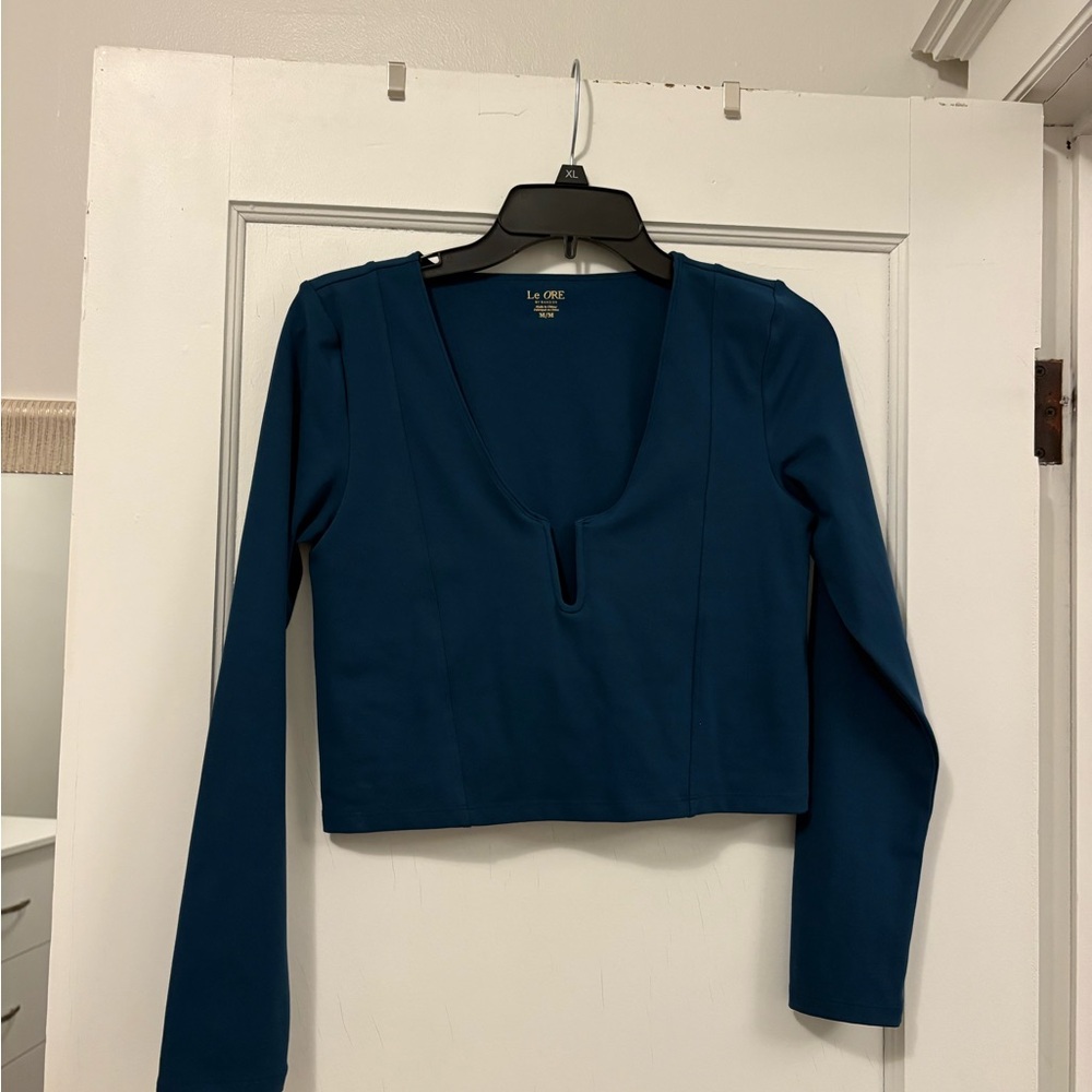 Le Ore by Bandier Long Sleeve Crop Top